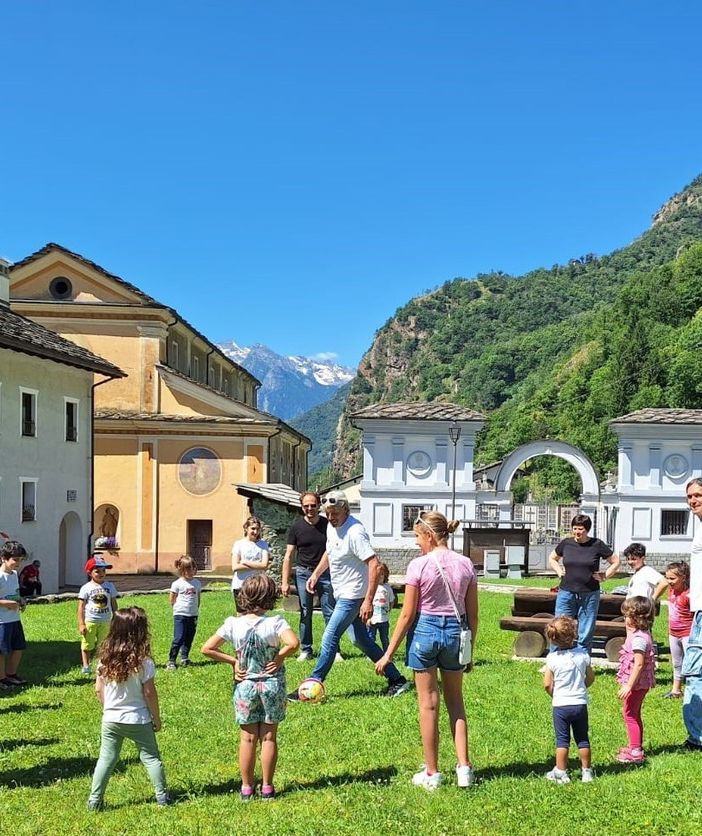 Moreno Torricelli gioca con i bambini della scuola dell'infanzia di Lillianes