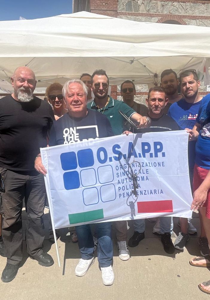 Il presidio di protesta a Torino; al centro Gerardo Romano, vicesegretario generale Osapp