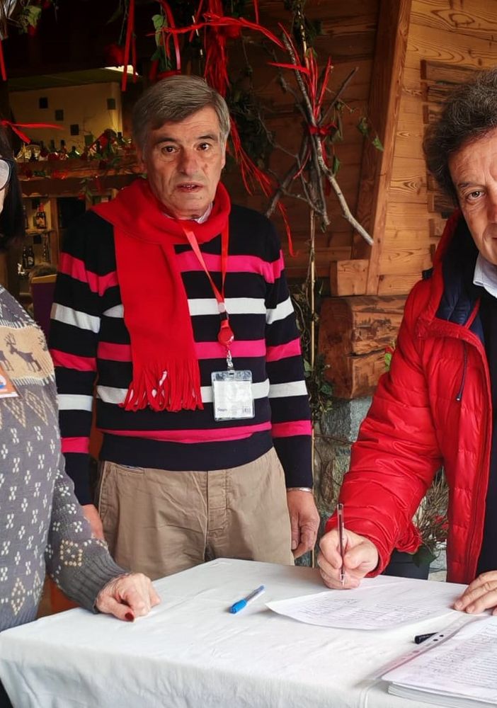 Il consigliere di Forza Italia Mauro Baccega (a dx) sottoscrive la petizione