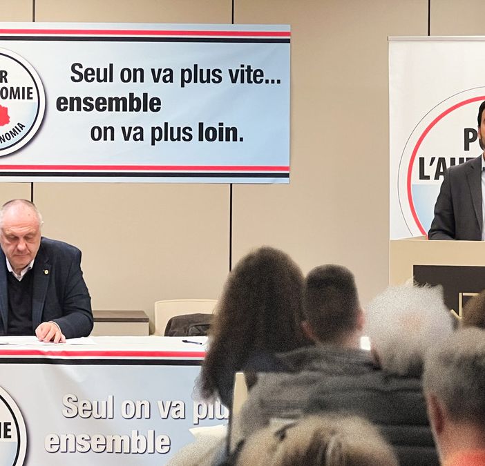 Il consigliere regionale Aldo di Marco (a sn) e l'assessore Marco Carrel durante i lavori dell'Assemblea