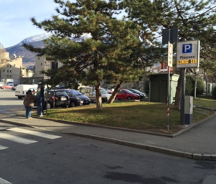 Pour l’Autonomie, 'Chiusura di Piazza Plouves grave danno per commercianti e turisti'