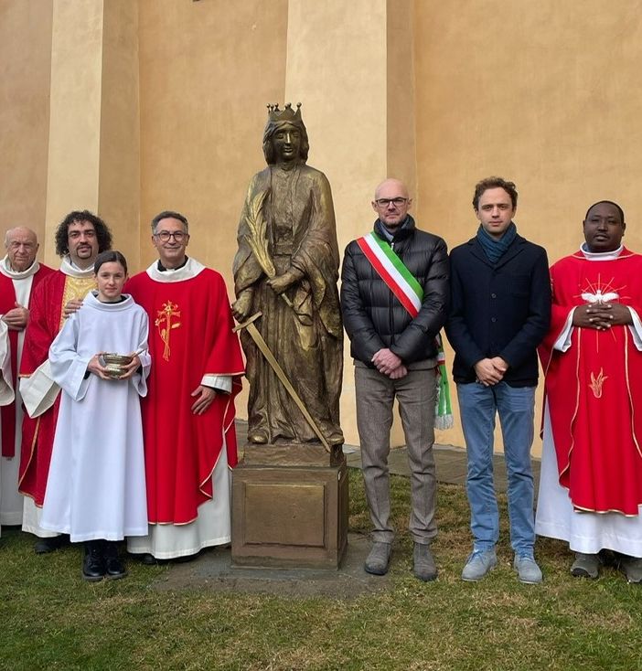 Da sn Don Ivano Reboulaz, il diacono Eligio Giovannetti, don Michel Ottin, don Diego Cuaz, il parroco don Isidoro Mercuri Giovinazzo, il sindaco Ronny Borbey, il Presidente del Consiglio comunale Jordy Bollon, don Leonard Bizimungu, don Elio Vittaz