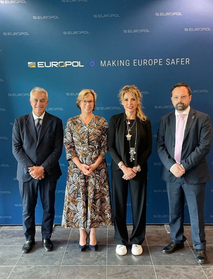 La senatrice Nicoletta Spelgatti (seconda da sn) insieme alla delegazione di Europol