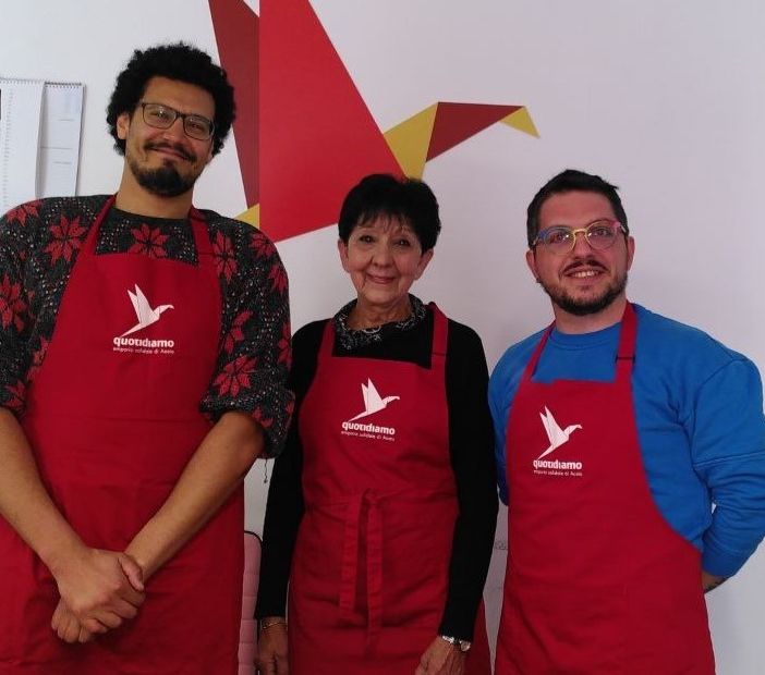 Younes volontario del servizio civile e Paola volontaria insieme a Giulio