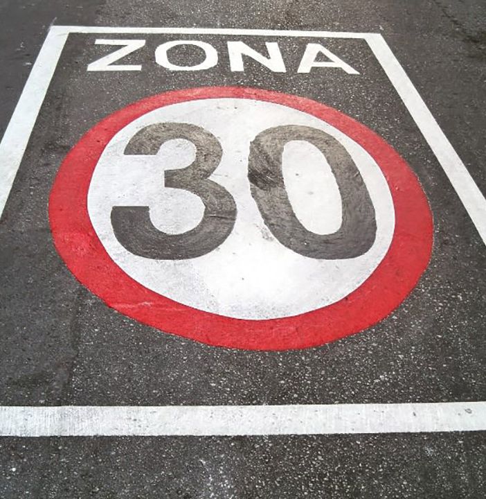 'In Valle troppe auto a forte velocità, ridurre da 50 a 30km/h nei centri abitati'