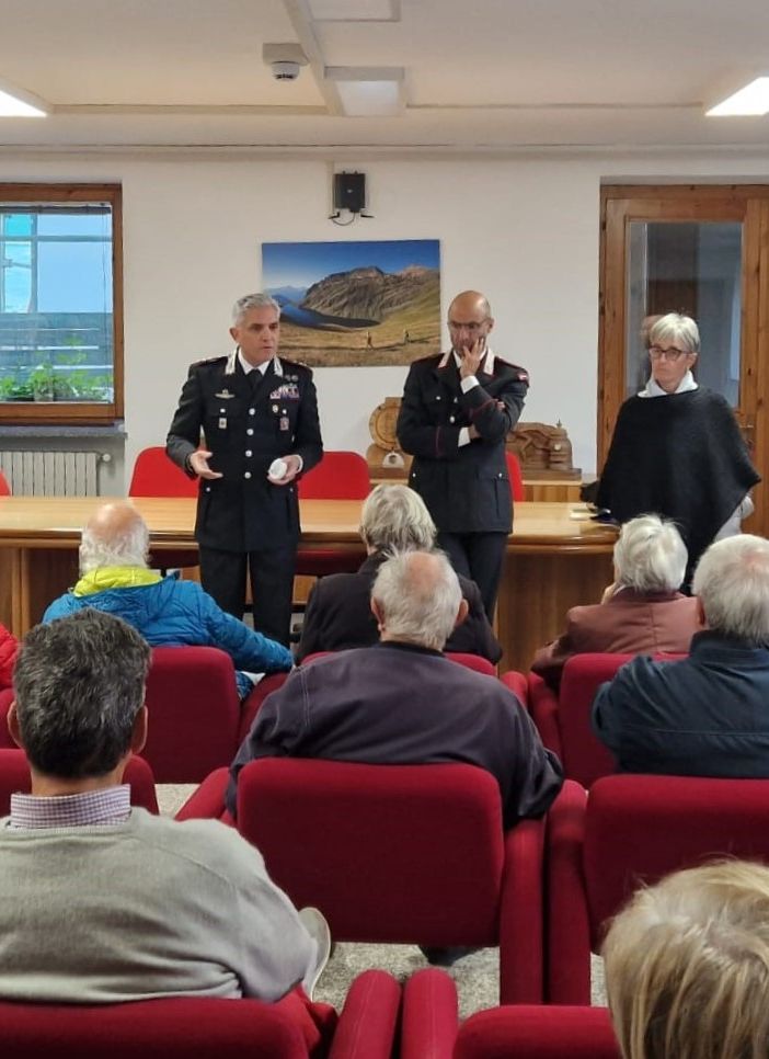 Anziani valdostani a lezione 'anti truffa' dai carabinieri