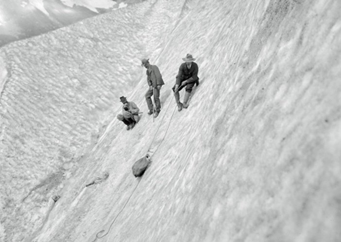 Uno storico 'spot' fotografico pubblicitario per la commercializzazione dei primi ramponi Grivel (foto da 'L'adieu des glaciers')