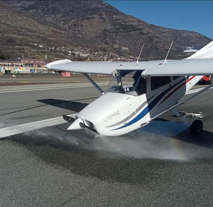 Per il vento, aereo Cessna impatta al suolo in atterraggio; illesi i passeggeri