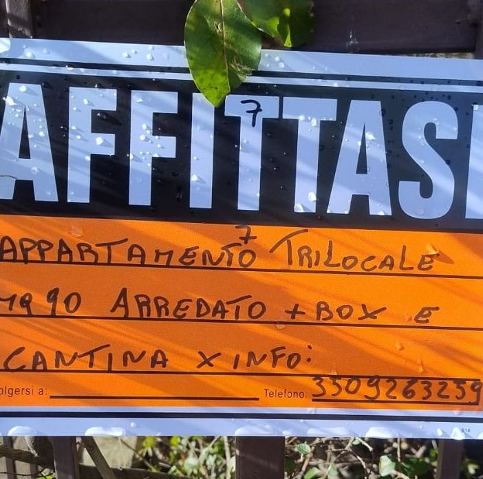 Al numero indicato su questo cartello risponde un presunto truffatore