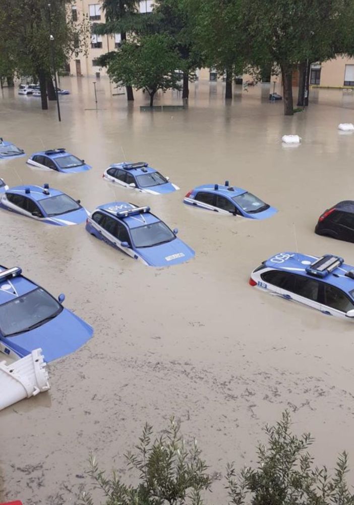 Allagato il parco auto della questura di Cesena