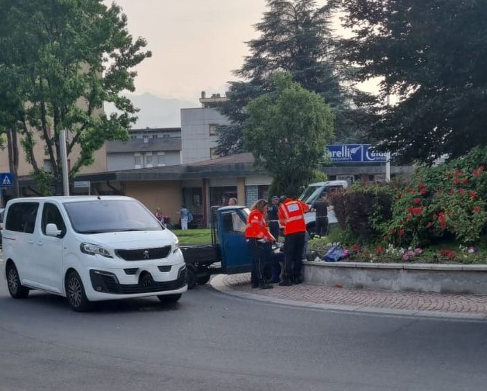 Ape 50 urta furgone e si schianta contro la rotonda, ferito un ragazzo