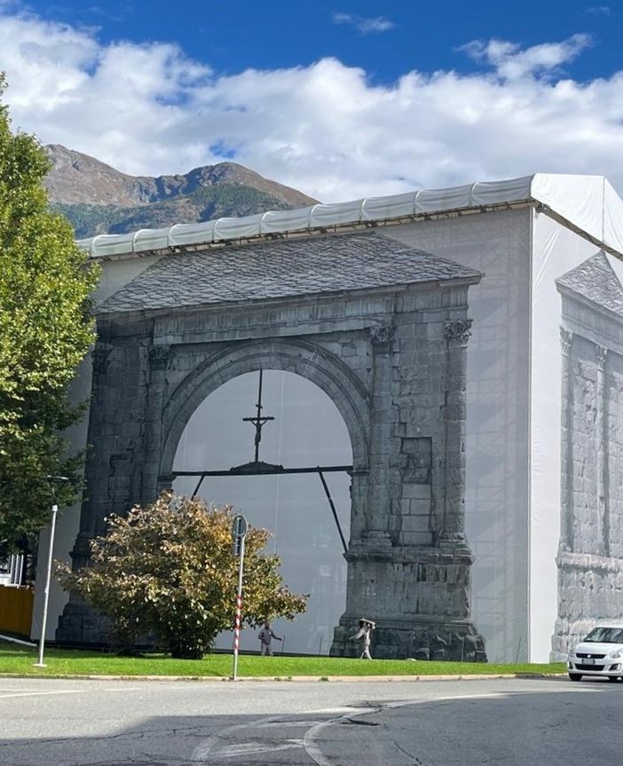 Aosta, l'Arco d'Augusto è ricomparso su tela; 'potevate pensarci subito, però...'