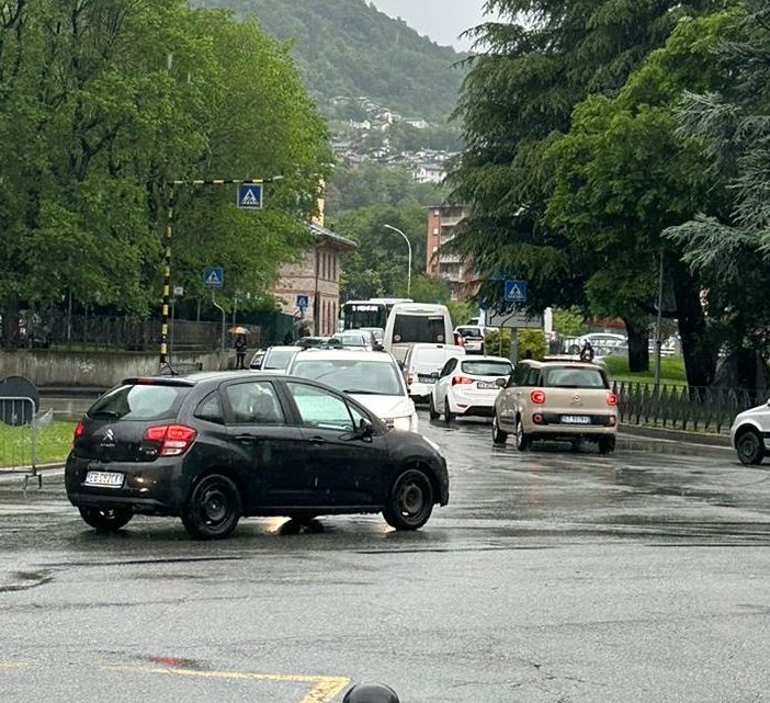 Aosta, ore 8: sotto la pioggia caos totale attorno all'Arco d'Augusto