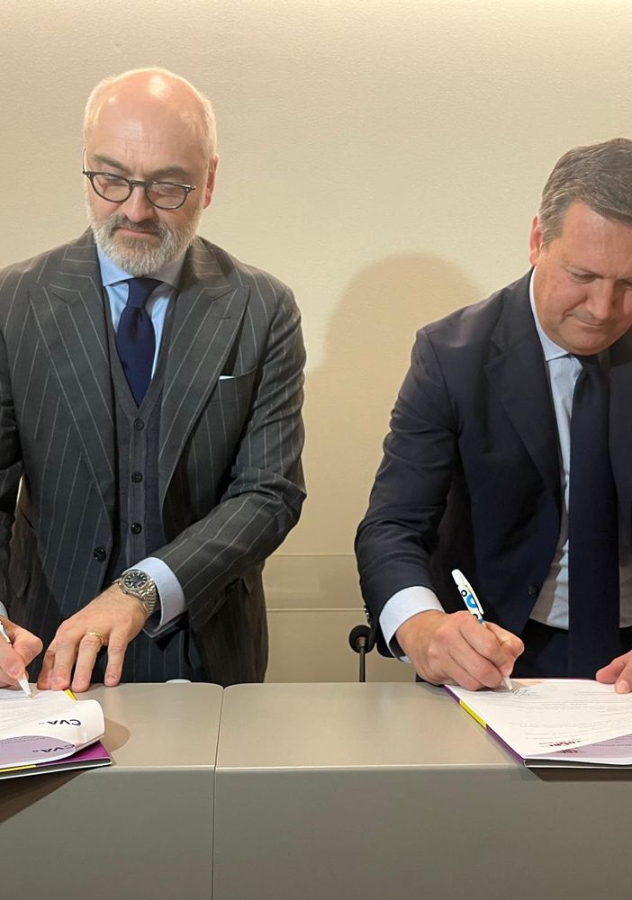 Da sn Massimiliano Burelli e Giuseppe Argirò alla firma dell'accordo