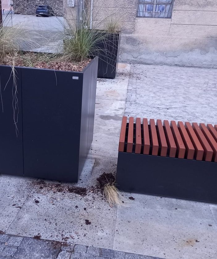Aosta, vandalizzati a tempo di record i nuovi arredi urbani