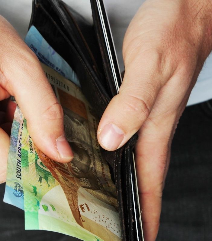 Prelievi in contante: quando scatta la segnalazione delle banche alla UIF?