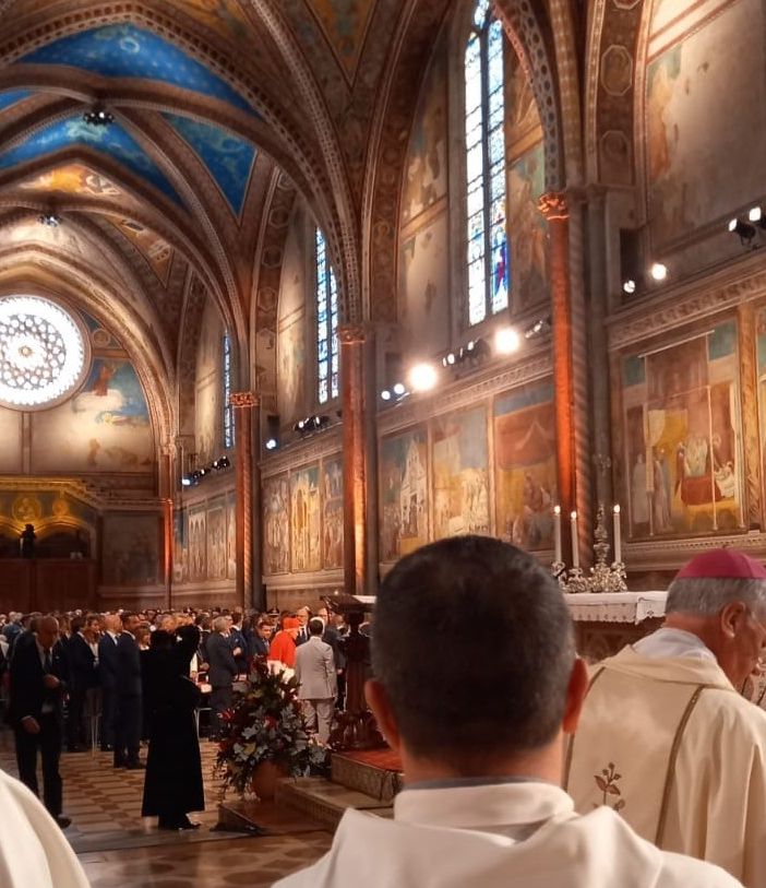 Don Isidoro Mercuri Giovinazzo con il Cardinale Zuppi e il Presidente Mattarella, 'sia addomesticato il lupo della guerra'