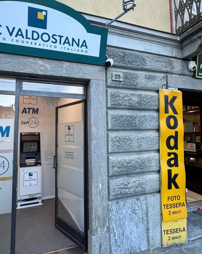 Nuovo ATM 'evoluto' della Bccv in piazza Chanoux ad Aosta