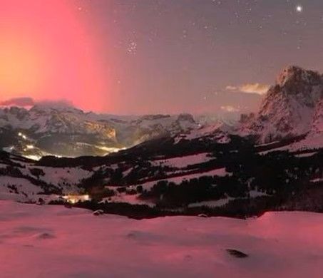Spettacolare e rarissima aurora boreale sulle Alpi e sul Norditalia