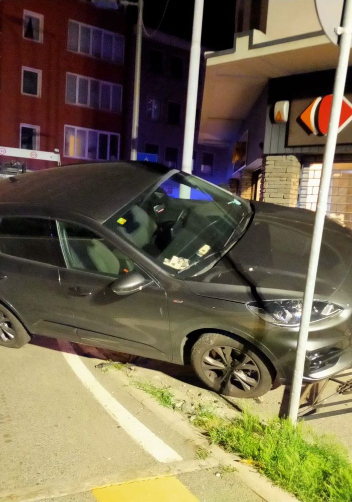 Suv contro le ringhiere proteggi-pedoni in via Chambery ad Aosta