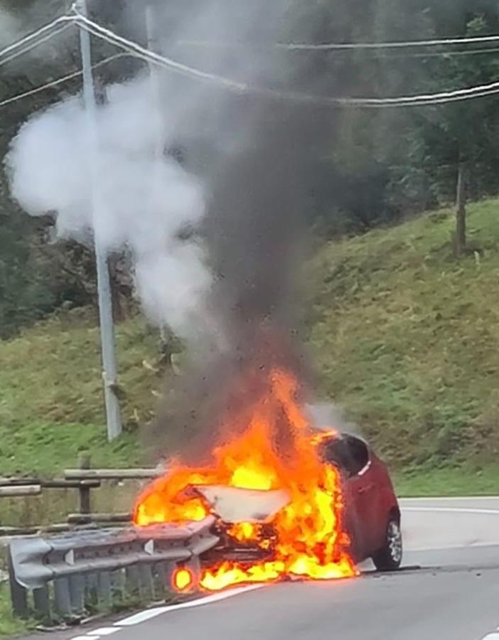 Auto va a fuoco sulla regionale di Gressoney; nessun ferito