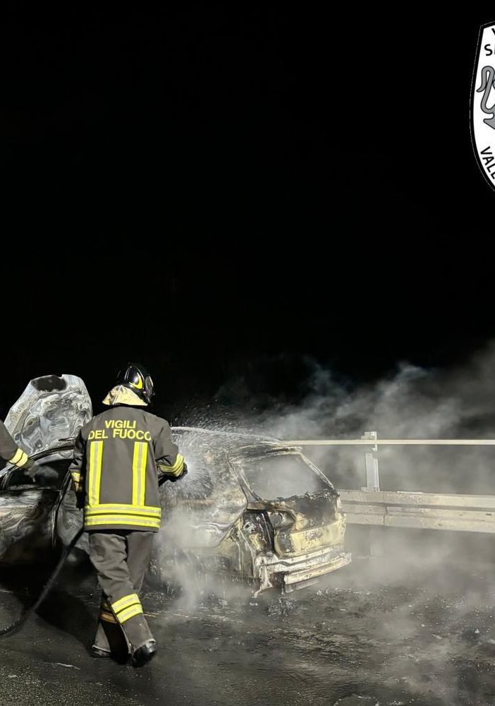 Auto distrutta dalle fiamme in autostrada a Montjovet