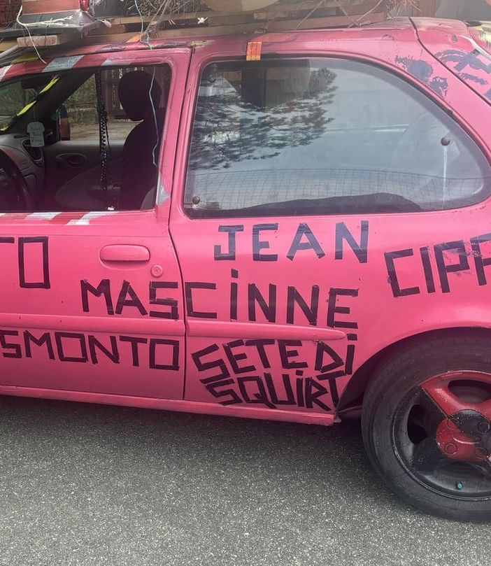 Tornano scritte oscene e sessiste su auto dei coscritti; indignazione ma c'è chi minimizza: 'tradizione goliardica'