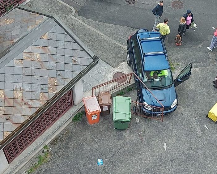 A folle velocità causa incidente e fugge, caccia ad Aosta a un'auto pirata