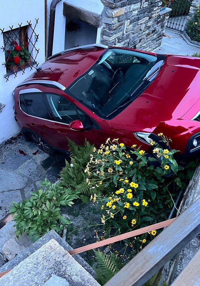 Auto contro il muro di una villa a La Salle