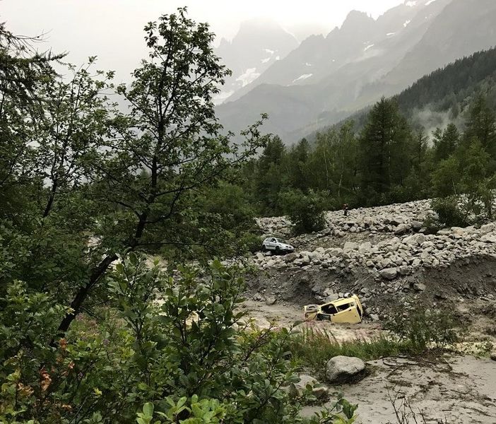 La Panda dei coniugi Mattioli trascinata dalla massa detritica
