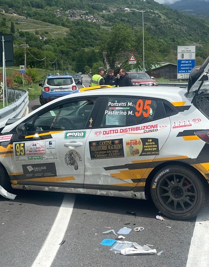 Muore pilota colpito da attacco cardiaco mentre è alla guida. Si ferma il Rally della Valle d'Aosta