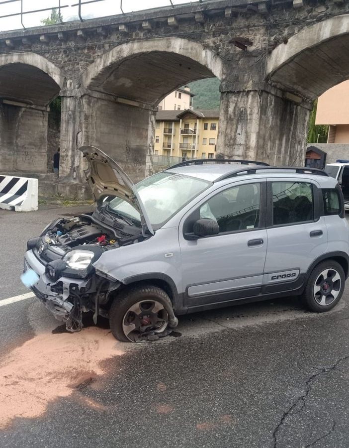 Aosta, auto esce di strada al sottopasso di via Chamolé