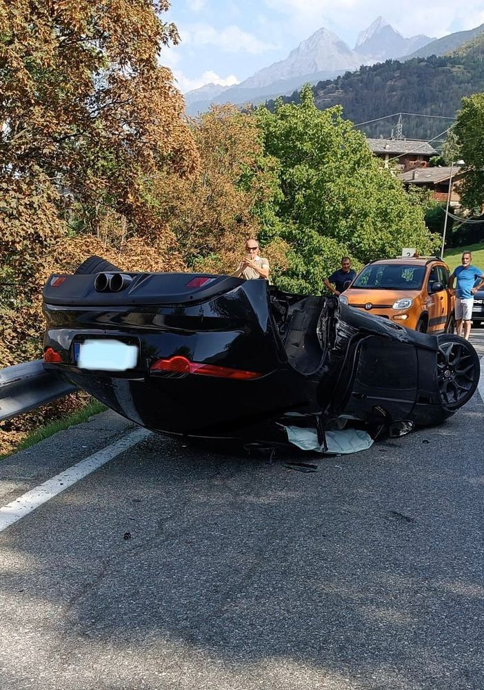 Auto con due persone a bordo si ribalta sulla strada di Introd