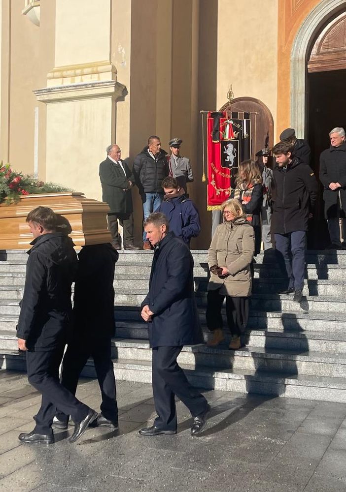 Il silenzio commosso della folla ha accompagnato l'ultimo viaggio di Augusto Rollandin
