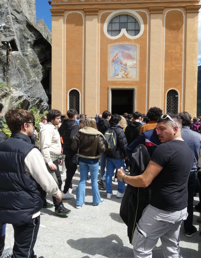 Ai funerali di Michael Barailler un pianto di dolore ma anche di speranza nella 'nuova' vita spirituale