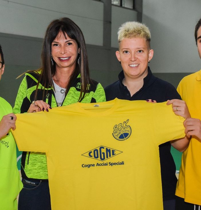 Stefania Minniti, presidente della SBK Basket School; Ilaria Fadda, direttore Risorse Umane CAS; Silvia Rosset, coordinatrice tecnica e organizzativa SBK Basket School; Simone De Fazio, istruttore minibasket
