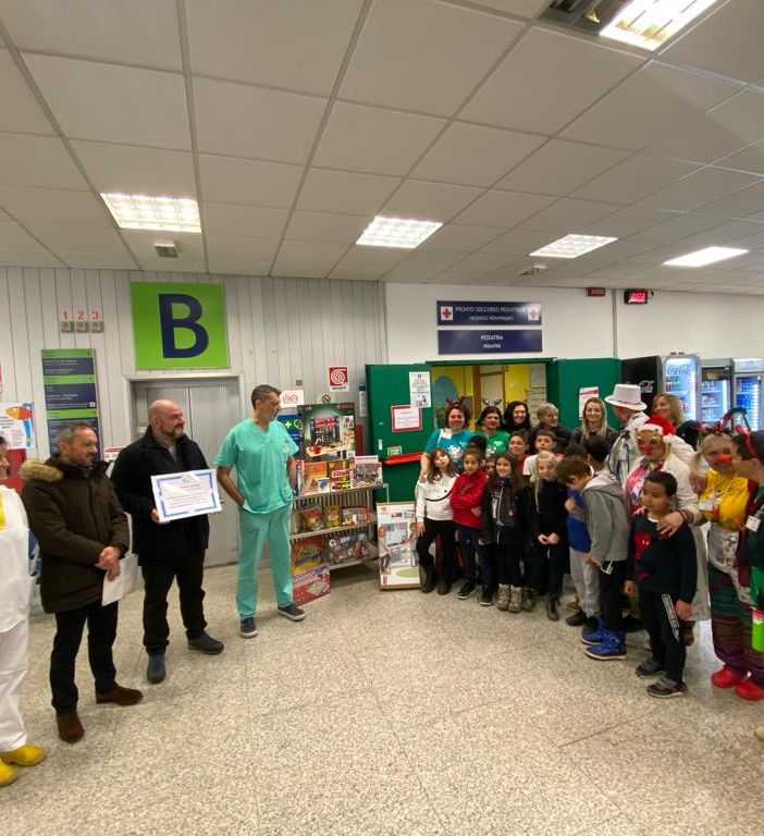 Giocattoli per i bimbi della Pediatria al Beauregard donati dalla scuola 'E. Lexert'