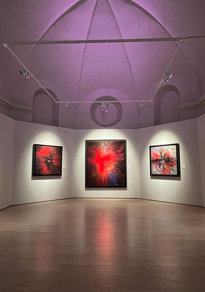 La mostra è allestita negli spazi di San Lorenzo ad Aosta (cliccare sull'immagine per avviare la minigallery)