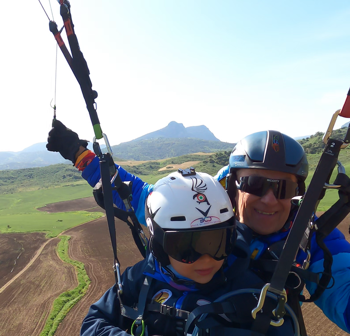 Valerio e Luigi Boggia nei cieli dell'Andalusia con i campioni del parapendio