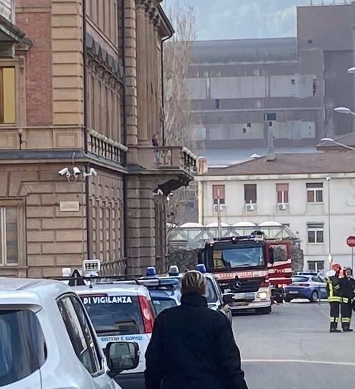 Aosta, allarme bomba in via Ollietti ma era uno zaino pieno di vestiti