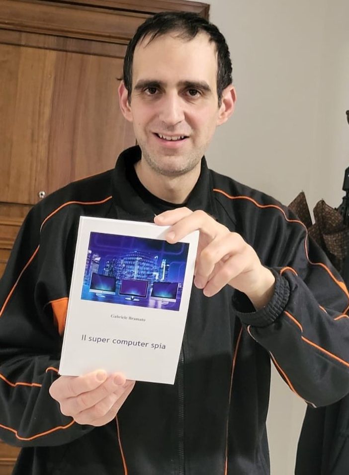 Gabriele Bramato con una copia del suo ultimo lavoro