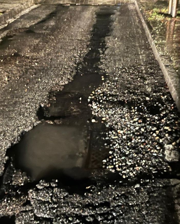 Aosta; cede tombino con perdita d'acqua, chiude al traffico via Chaligne