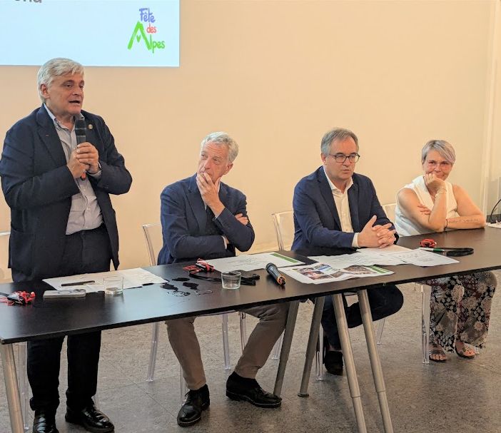 L'assessore Luciano Caveri riceve la Légion d'honneur dalle mani di Michel Barnier