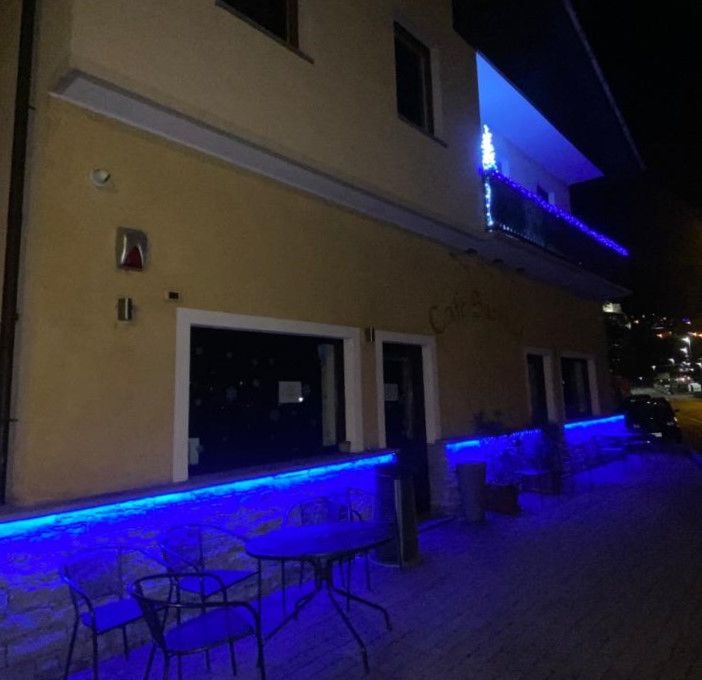 Saint-Pierre: Rissa e clienti 'pericolosi' al Café Sarriod, licenza sospesa e locale chiuso