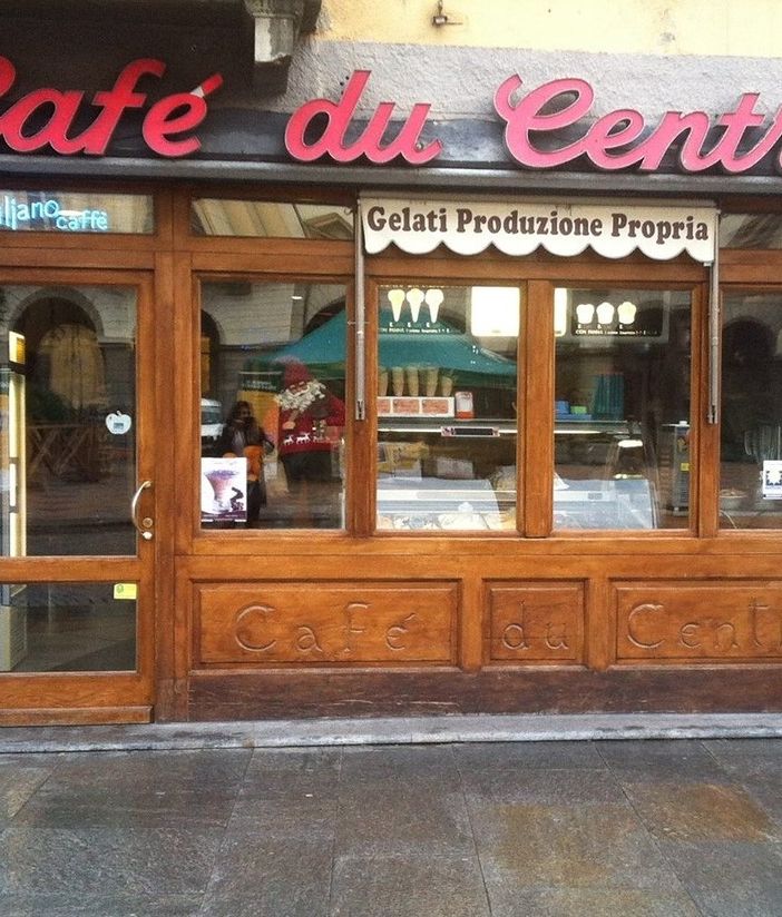 Caccia a chi usato spray al peperoncino al Café du Centre, 30 persone intossicate