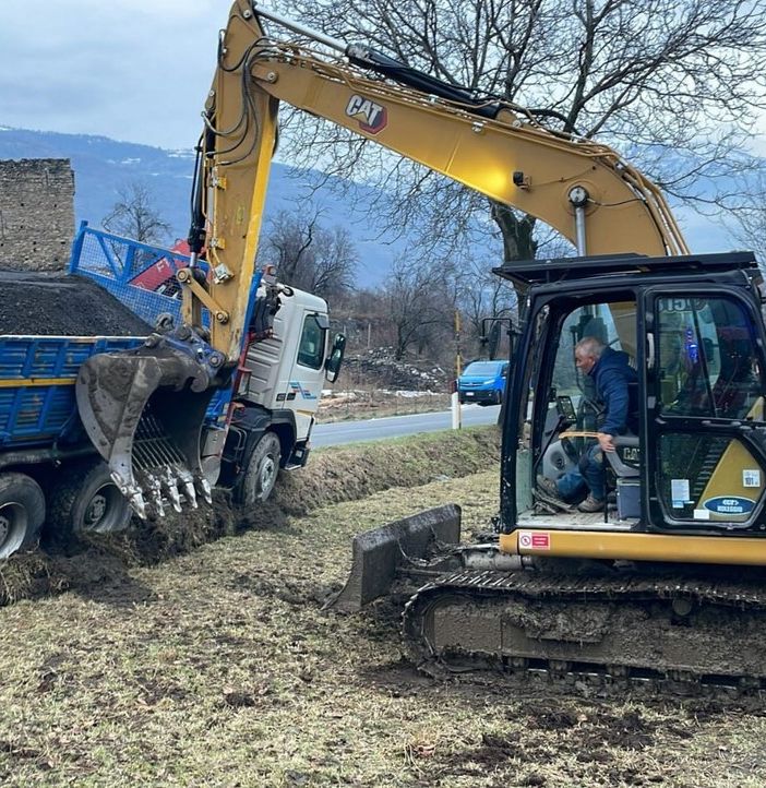 L'intervento in soccorso del camion a Jovençan