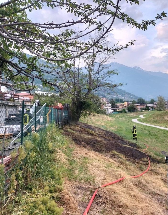 Sarre, domato incendio che lambiva un cantiere