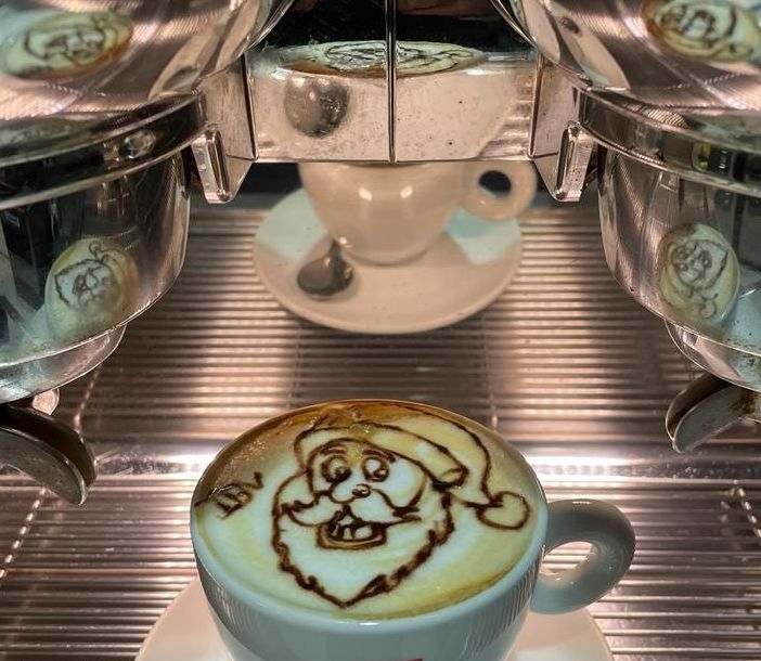 Ecco il cappuccino natalizio del barman Fabio 'Bietto' Giachino