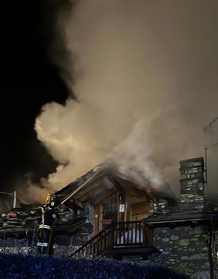 E' del pompiere volontario Sergio Cheney la casa in fiamme a Saint-Christophe VIDEO