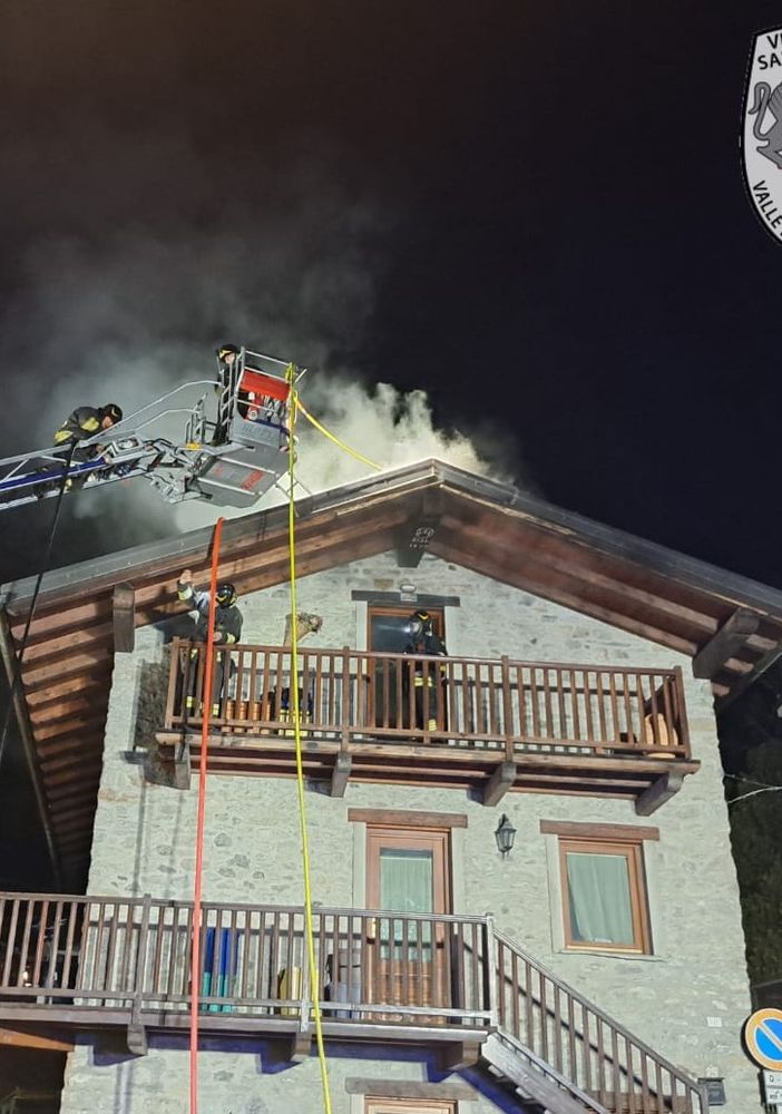 A fuoco il tetto di una casa a Saint-Vincent